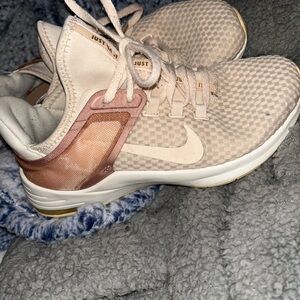 Women’s Nike air max Bella TR2 size 7
